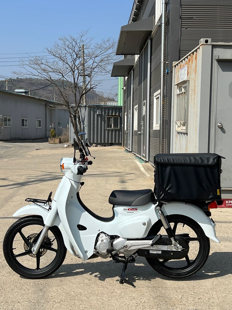 혼다 슈퍼커브110 25년식 6천키로대 저렴한 가격에 판매합니다 이미지