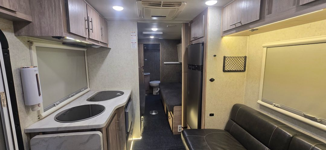 포레스트리버 K-WAVE TS 캠핑카, 2016년식(2020년 등록), 7,500만원 이미지