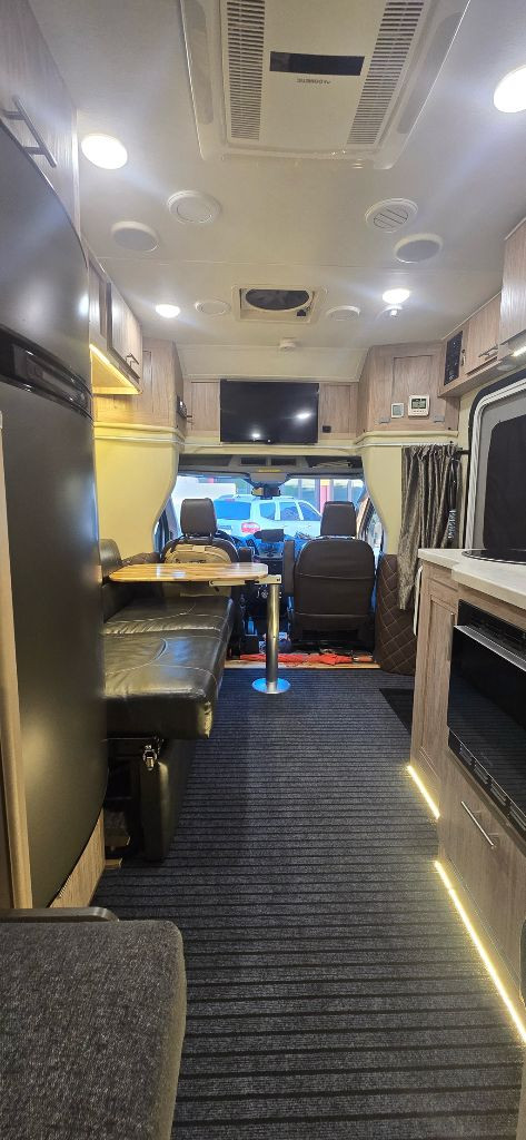 포레스트리버 K-WAVE TS 캠핑카, 2016년식(2020년 등록), 7,500만원 이미지