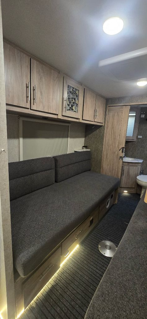 포레스트리버 K-WAVE TS 캠핑카, 2016년식(2020년 등록), 7,500만원 이미지