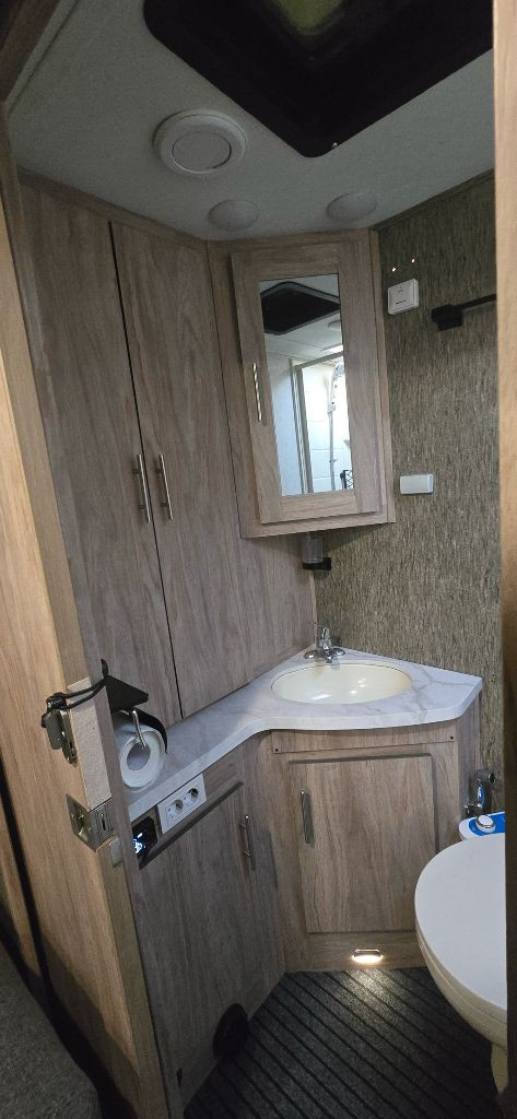 포레스트리버 K-WAVE TS 캠핑카, 2016년식(2020년 등록), 7,500만원 이미지