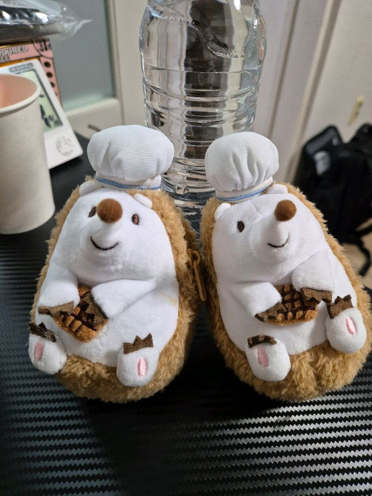 고슴도치 인형 2개 & 상어 물총 이미지