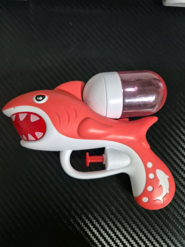 고슴도치 인형 2개 & 상어 물총 이미지