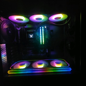 고성능 게이밍 PC 반본체 이미지