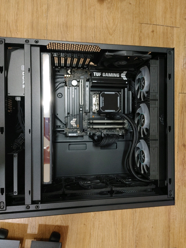 고성능 게이밍 PC 반본체 이미지