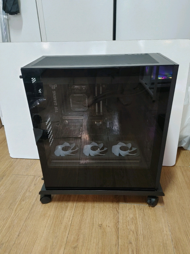 고성능 게이밍 PC 반본체 이미지