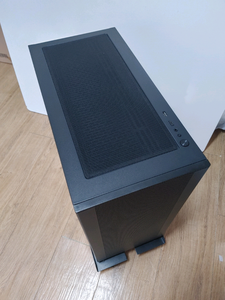 고성능 게이밍 PC 반본체 이미지