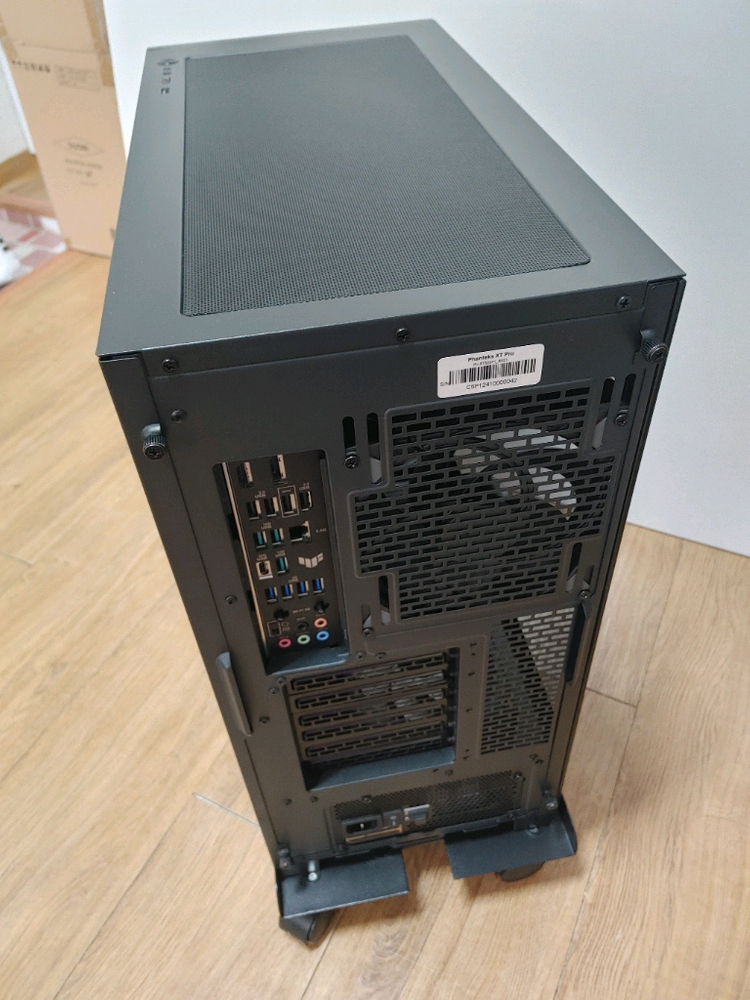 고성능 게이밍 PC 반본체 이미지