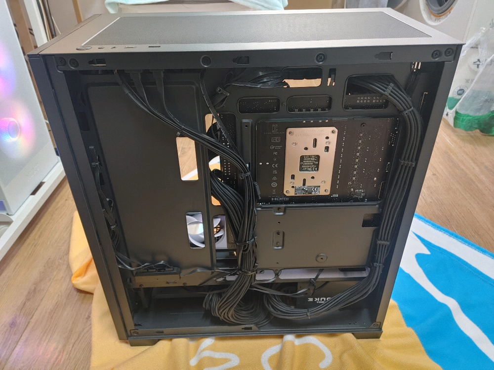 고성능 게이밍 PC 반본체 이미지