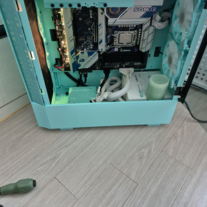 고성능 게이밍 PC 반본체 이미지