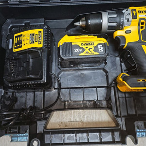 디월트 브러쉬리스 충전 스크류 해머 드라이버 드릴 세트 이미지