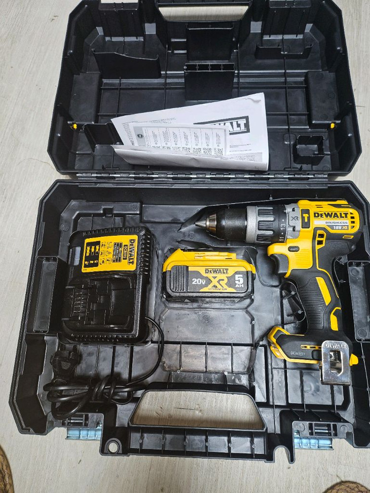 디월트 브러쉬리스 충전 스크류 해머 드라이버 드릴 세트 이미지