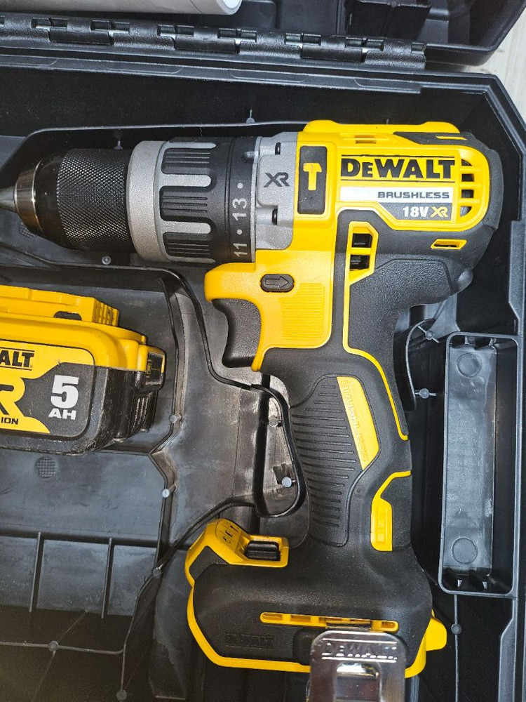 디월트 브러쉬리스 충전 스크류 해머 드라이버 드릴 세트 이미지