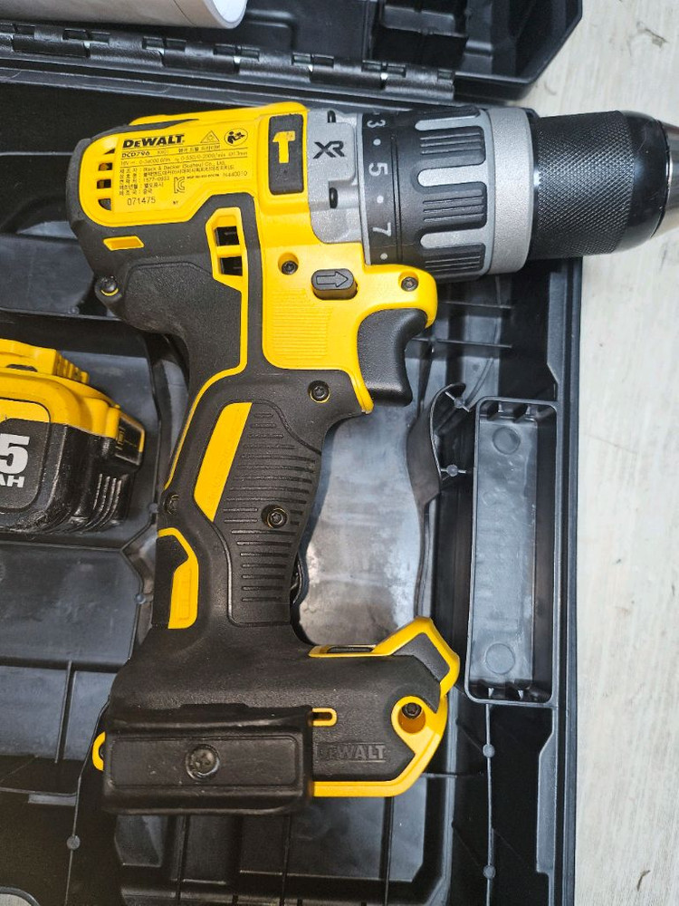 디월트 브러쉬리스 충전 스크류 해머 드라이버 드릴 세트 이미지