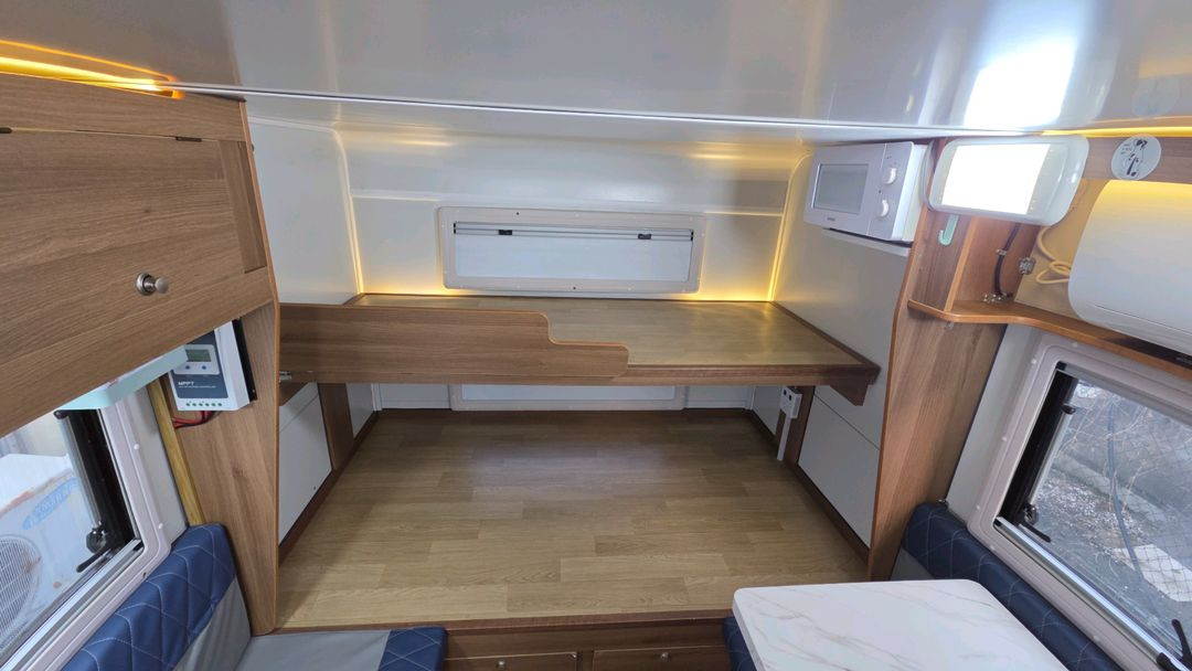 급매 가격인하 에어밴 카라반 2037MF 판매합니다. 지하주차,에어컨, 온수기 전자렌지,화장실,샤워실 이미지