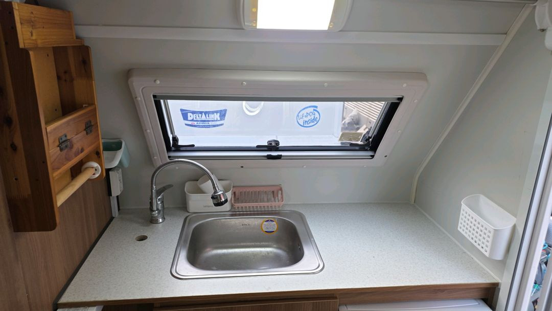 급매 가격인하 에어밴 카라반 2037MF 판매합니다. 지하주차,에어컨, 온수기 전자렌지,화장실,샤워실 이미지