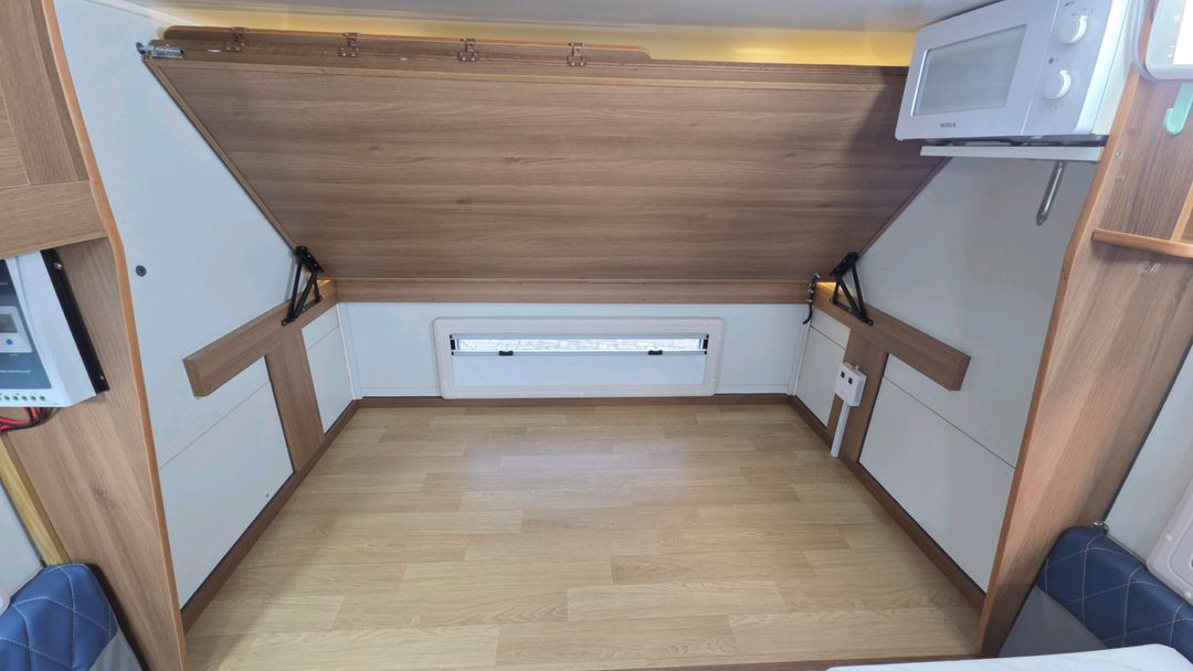 급매 가격인하 에어밴 카라반 2037MF 판매합니다. 지하주차,에어컨, 온수기 전자렌지,화장실,샤워실 이미지