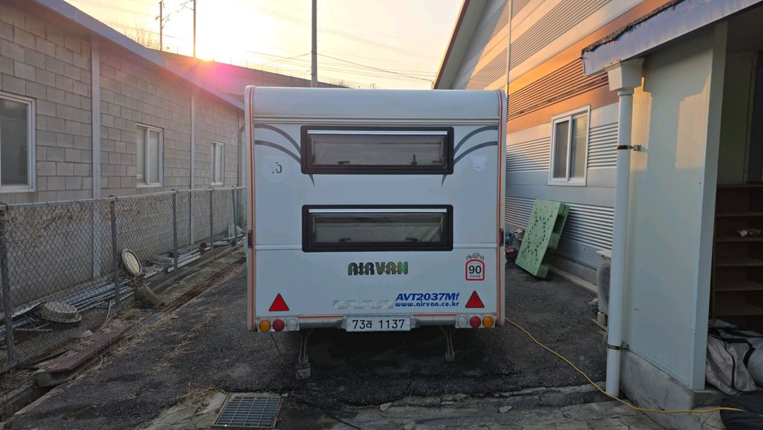 급매 가격인하 에어밴 카라반 2037MF 판매합니다. 지하주차,에어컨, 온수기 전자렌지,화장실,샤워실 이미지