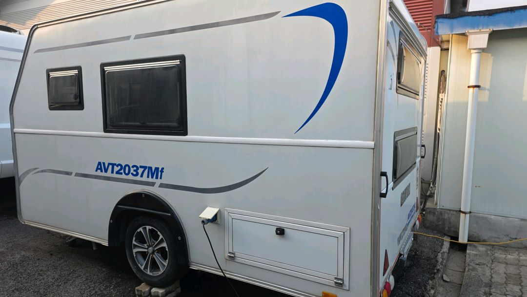 급매 가격인하 에어밴 카라반 2037MF 판매합니다. 지하주차,에어컨, 온수기 전자렌지,화장실,샤워실 이미지