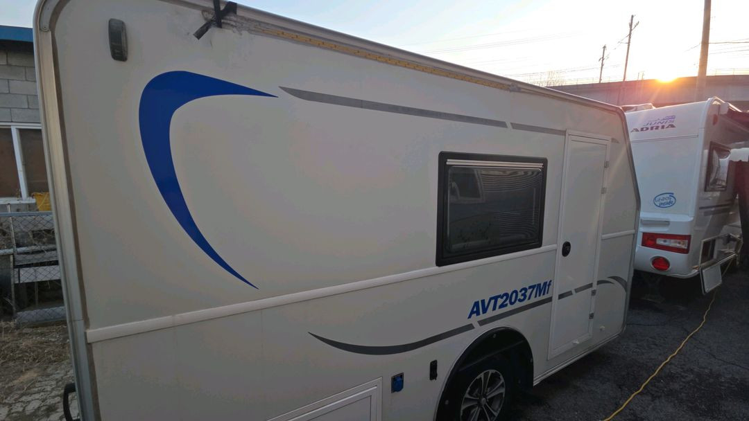 급매 가격인하 에어밴 카라반 2037MF 판매합니다. 지하주차,에어컨, 온수기 전자렌지,화장실,샤워실 이미지