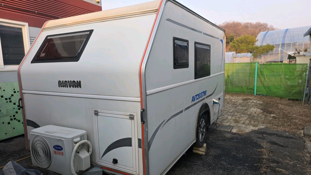 급매 가격인하 에어밴 카라반 2037MF 판매합니다. 지하주차,에어컨, 온수기 전자렌지,화장실,샤워실 이미지