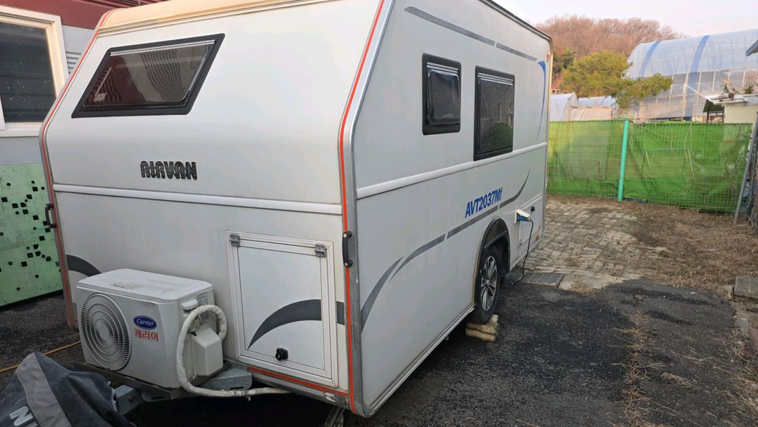 급매 가격인하 에어밴 카라반 2037MF 판매합니다. 지하주차,에어컨, 온수기 전자렌지,화장실,샤워실 이미지