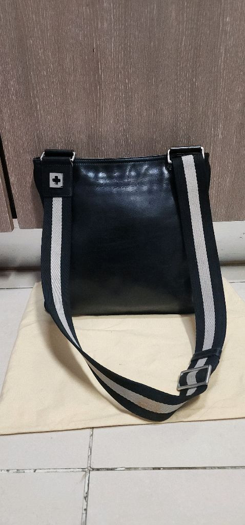 발리 BALLY 크로스백 라지사이즈와 미듐사이즈 이미지