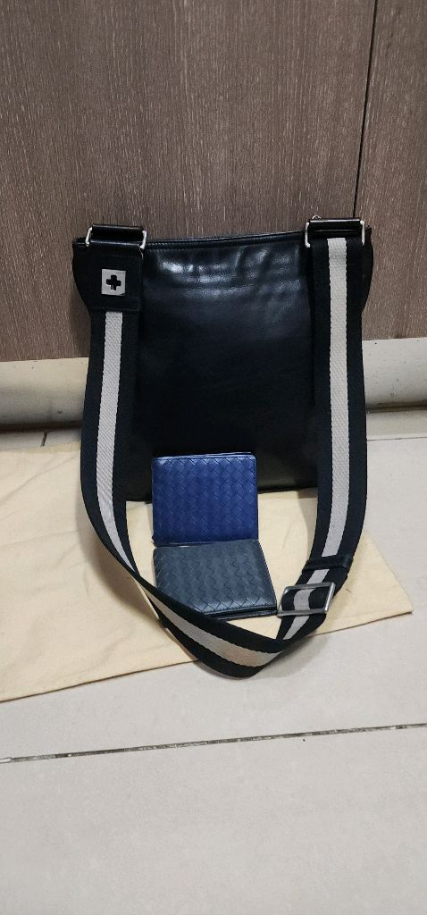 발리 BALLY 크로스백 라지사이즈와 미듐사이즈 이미지