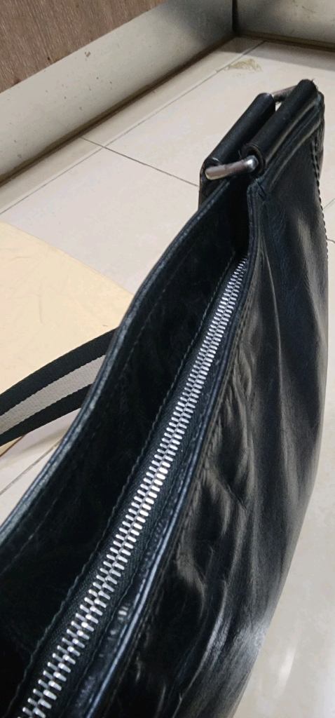 발리 BALLY 크로스백 라지사이즈와 미듐사이즈 이미지