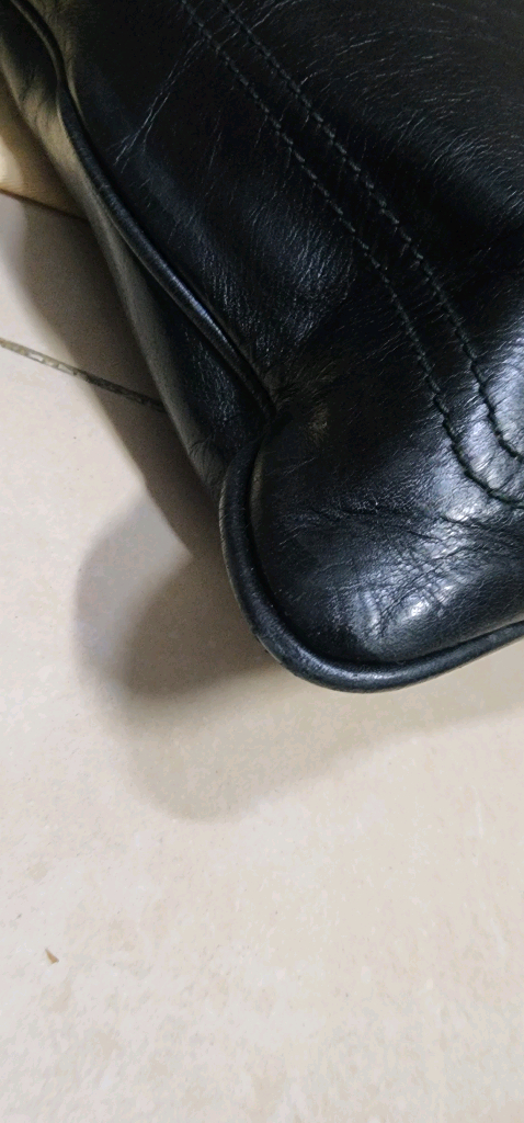 발리 BALLY 크로스백 라지사이즈와 미듐사이즈 이미지