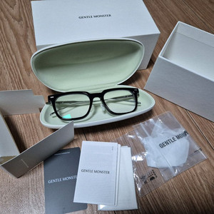 젠틀몬스터 진 블랙 뿔테안경 이미지