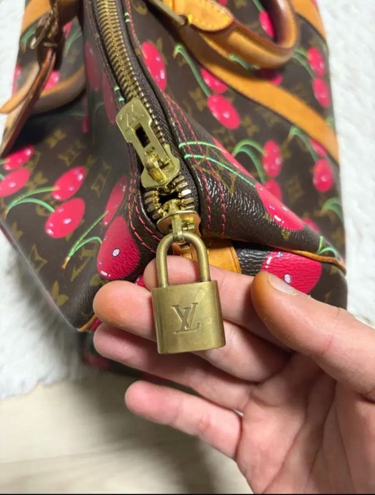 루이비통 무라카미 타카시 체리 키폴 한정판 이미지