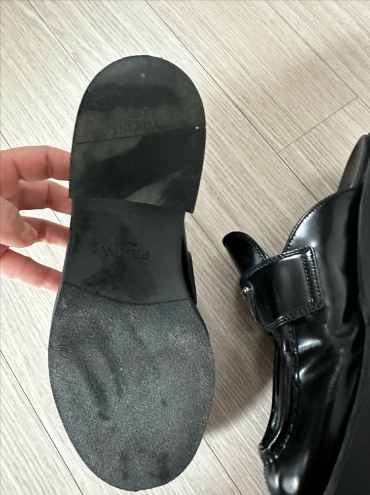 프라다 브러시드 삼각로고 레더 로퍼 이미지