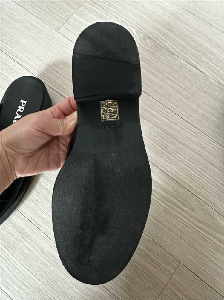 프라다 브러시드 삼각로고 레더 로퍼 이미지