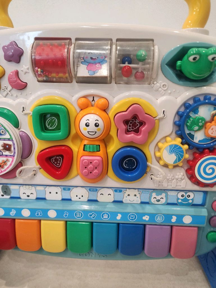 아기 발달 교육용 장난감기를 위한 다기능 학습 장난감인 에듀테이블 에듀테이블은 모빌, 아기 체육관 이미지