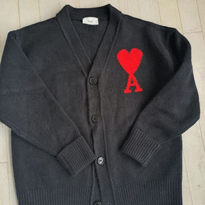 아미 알렉상드르 마티우시의 시그니처 빅하트 로고가 돋보이는 블랙 가디건 이미지