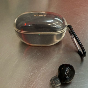 wf-1000xm5 본체 및 오른쪽 유닛 이미지