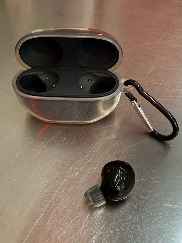 wf-1000xm5 본체 및 오른쪽 유닛 이미지