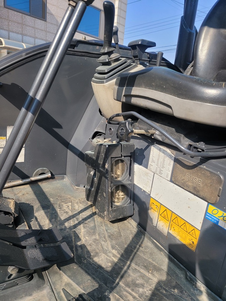 미니굴삭기 (3.5톤) 코벨코SK35SR-6E (집게장착) 2021년 최저시간 1200가동 특AA급 팝니다 이미지