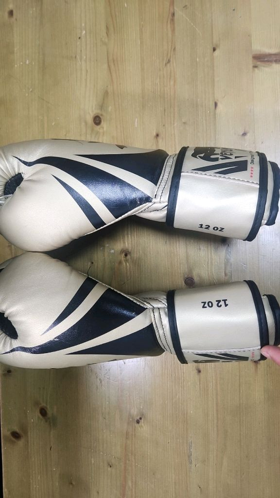 베넘 12oz 골드 글러브 이미지