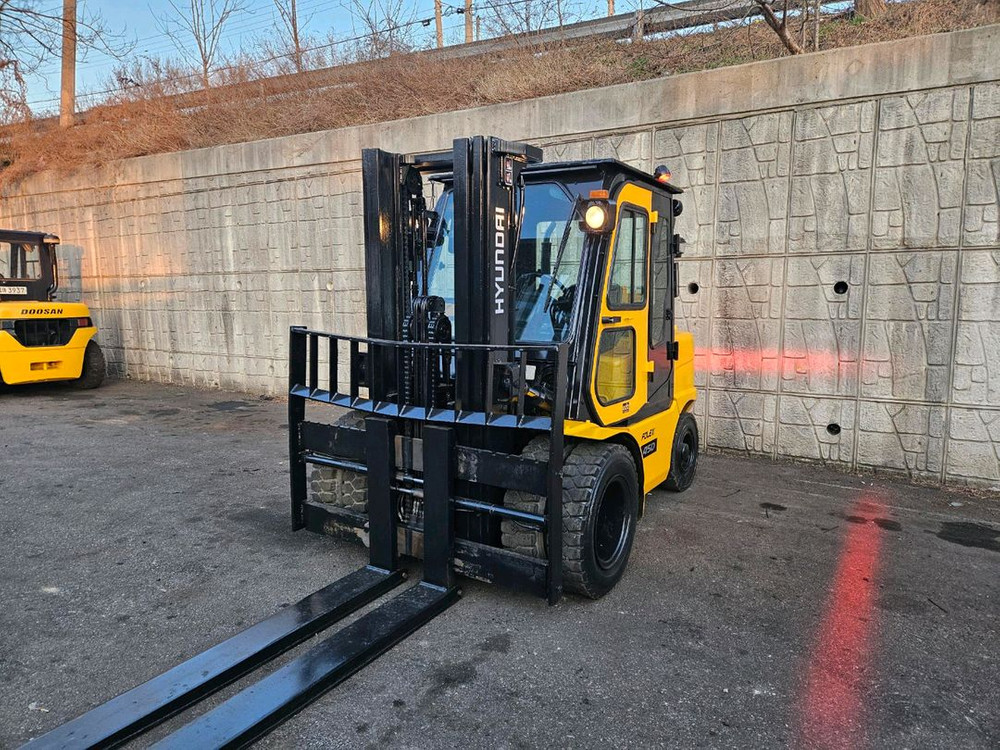 중고지게차 현대 포렉스 45D 디젤 4.5톤 3단 지게차 (편개식자동발, 3단,올캐빈,덧발) 이미지