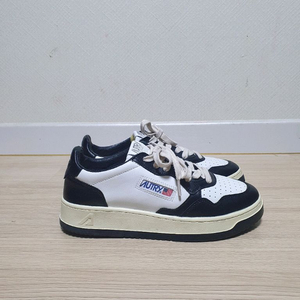 오트리 메달리스트 블랙/화이트 스니커즈 260~65 이미지