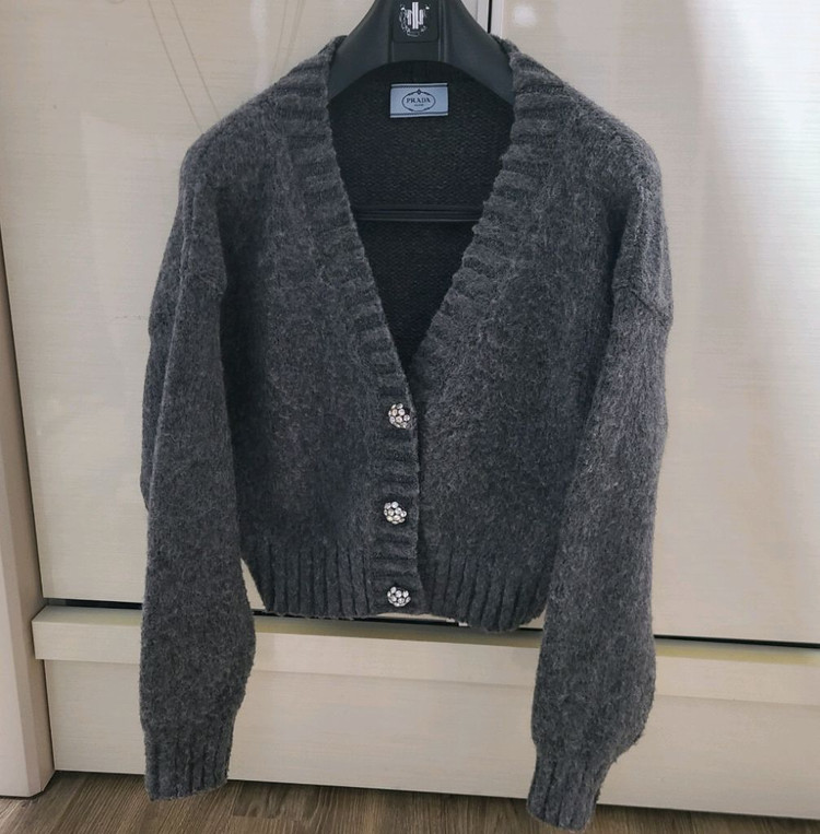 (마지막 가격)프라다 크롭 가디건 울가디건자켓명품의류패딩맨투맨구찌루이비통디올셀린느에르메스로로피아나버버리 이미지