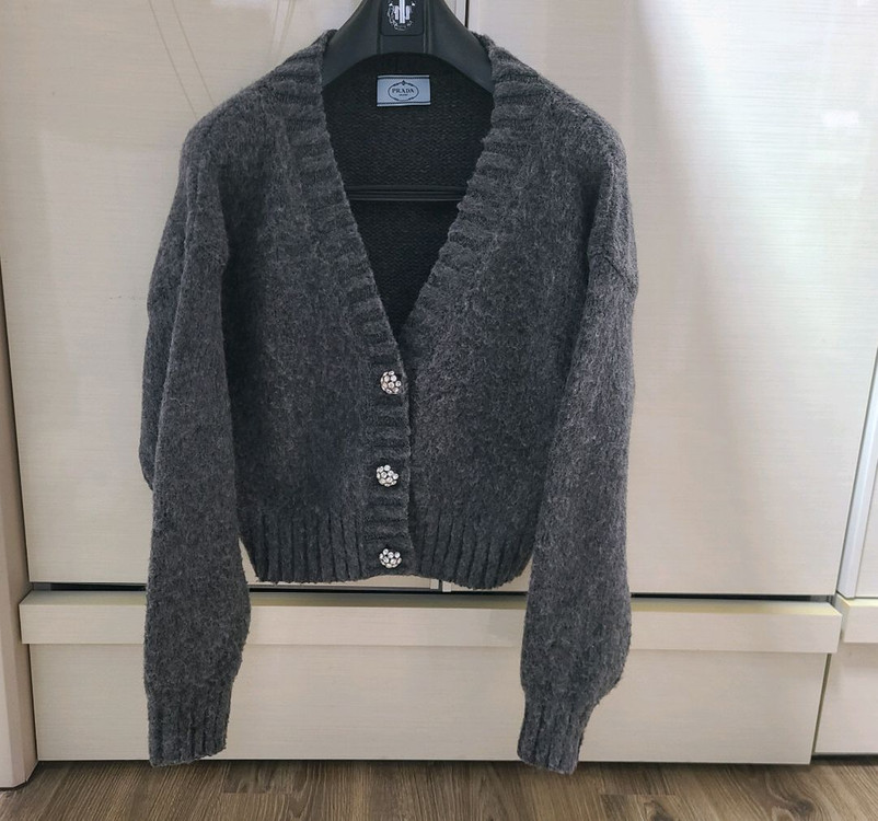 (마지막 가격)프라다 크롭 가디건 울가디건자켓명품의류패딩맨투맨구찌루이비통디올셀린느에르메스로로피아나버버리 이미지