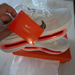 나이키 런닝화 보메로 프리미엄 265 새상품 이미지