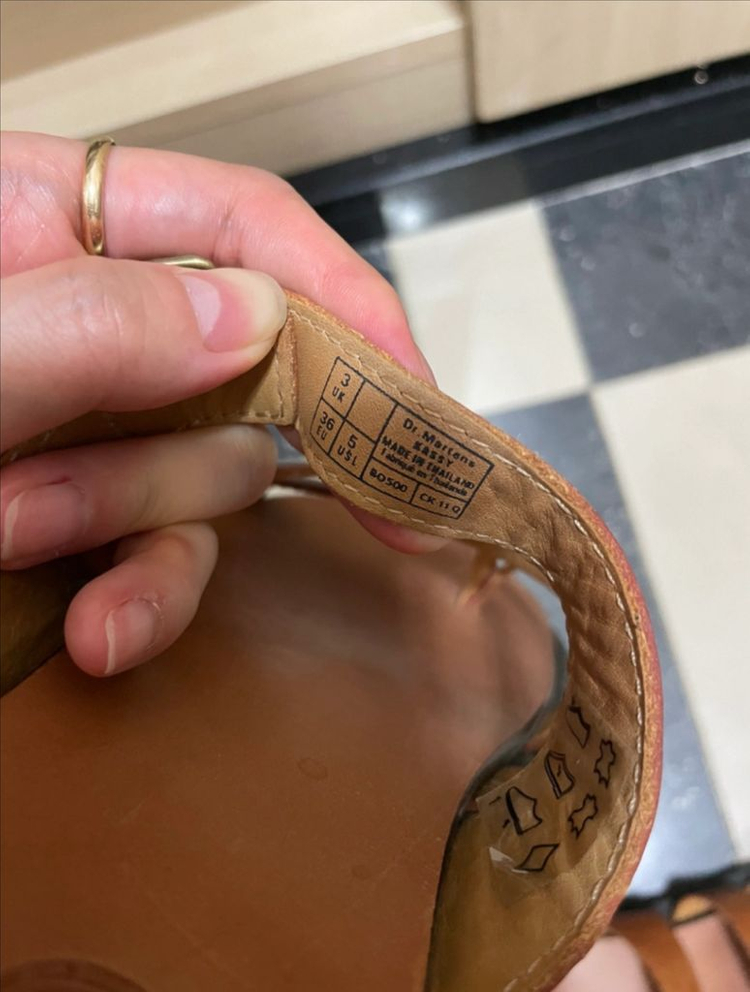 닥터마틴 캐시 레더 스트랩 슬리퍼 UK3 이미지