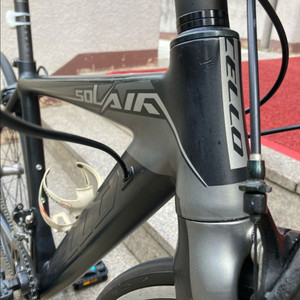 첼로 솔레이어 A3 에어로로드. 시마노 소라급 구동계이고 440사이즈입니다. 특별한 이상없고 바로 타실 수 있습니다 이미지