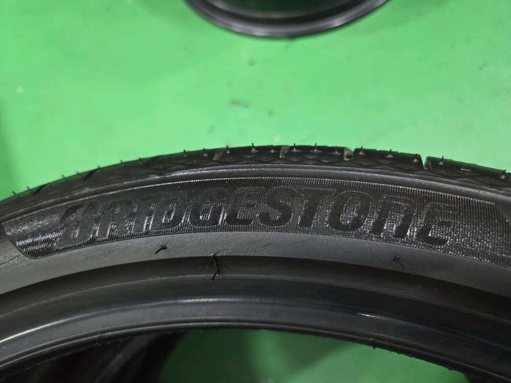 255 35 21 브리지스톤 중고 타이어 신품급 두개 이미지