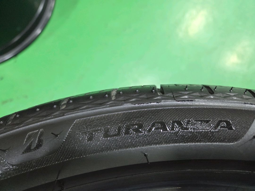 255 35 21 브리지스톤 중고 타이어 신품급 두개 이미지