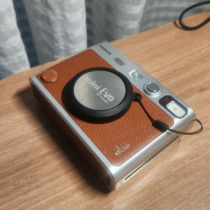 거의 새제품 폴라로이드 인스탁스 에보 카메라 이미지